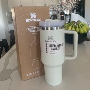 Stanley 40oz Quencher Tumbler bottle